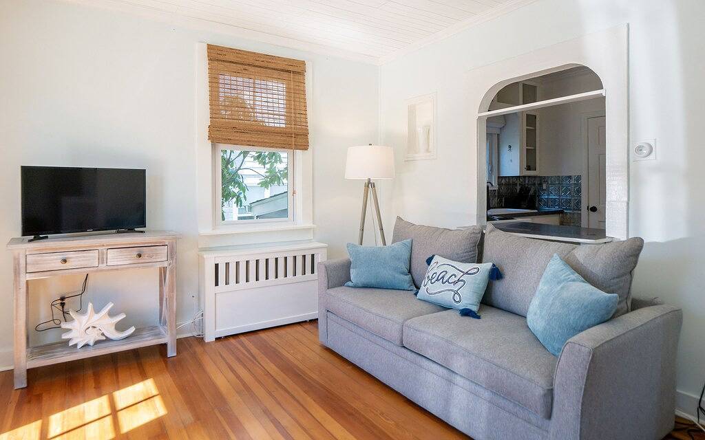 Walk to Beach/Cliff Walk! Fantastic Location! Winter Rentals! Fenced yard! Pets! in Middletown, Newport County