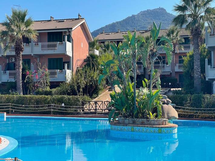 Appartamento per 6 persone, con piscina e giardino nonché panorama e balcone, adatto a famiglie con bambini in Pollina