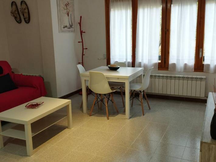 Apartamento entero, Apartamento acogedor con piscina y parking cerca del centro de Jaca in Jaca, Pirineo Aragonés
