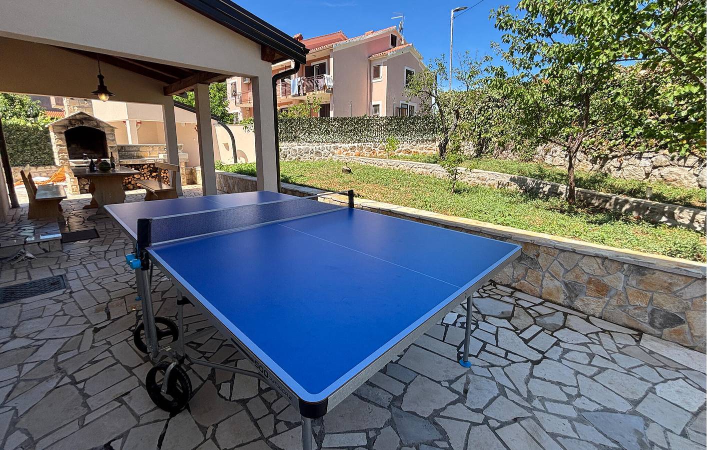 Apartamento vacacional entero, Encantador apartamento a pocos pasos de la playa y del centro, con terraza y wifi in Cres Town, Cres (isla)