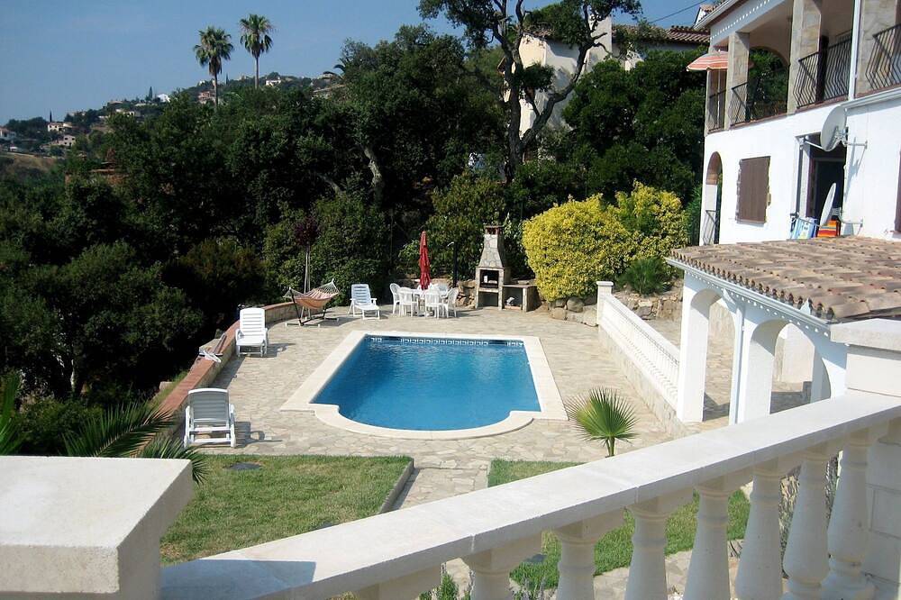 Sehr angenehme Villa auf ruhigem Hügel mit Sicht auf Meer, Garten in Mas Ambros, Calonge