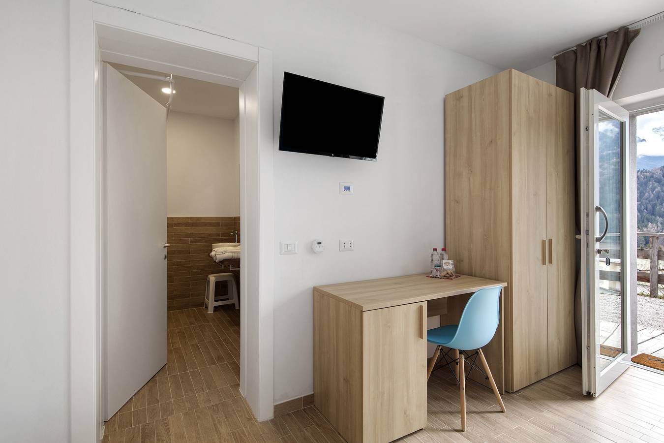 Room 'Camera 3 Azzurra Dva' with Lake View, Shared Terrace and Wi-Fi in Domegge di Cadore, Eastern Dolomites