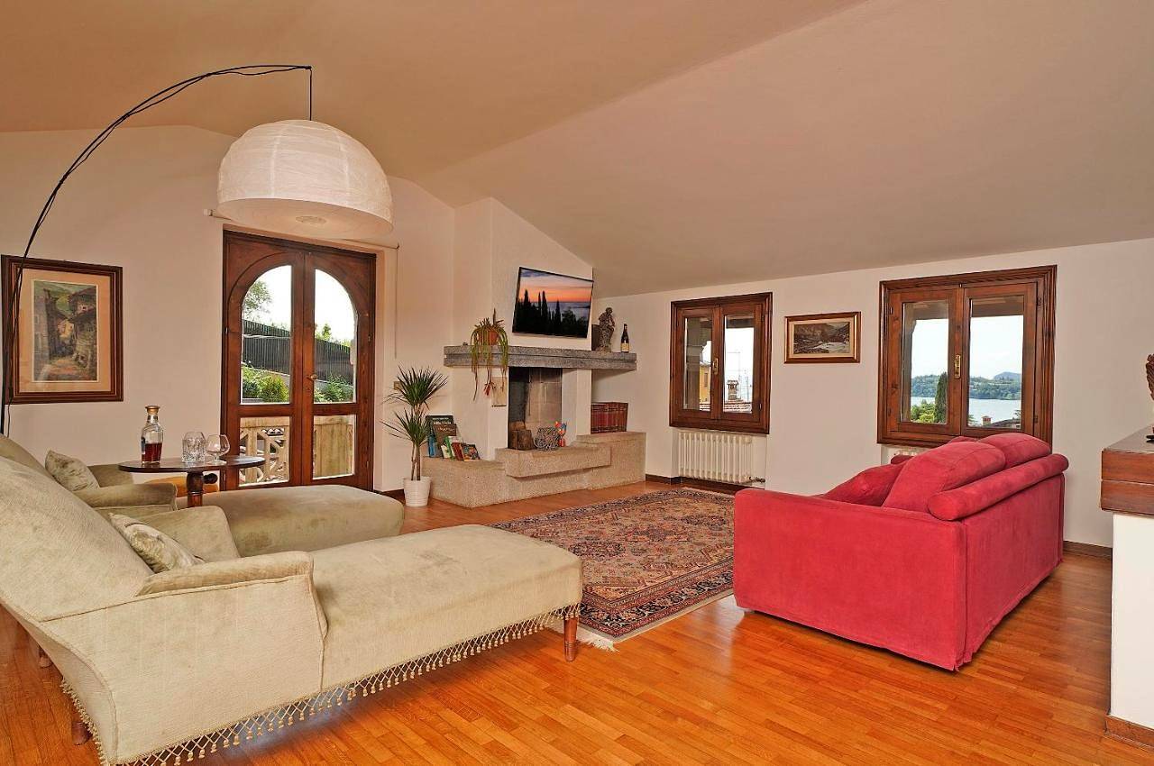 Appartamento intero, Valle Fiorita 42 - Lake view apartment in Gardone Riviera, Prealpi Gardesane