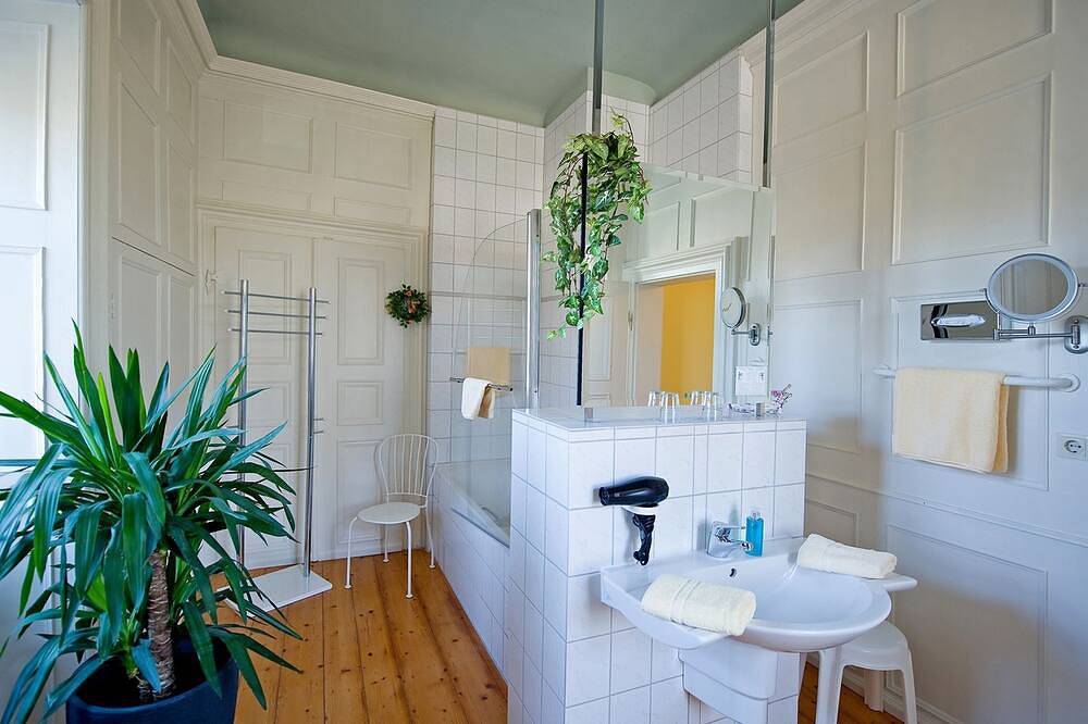 Ganze Wohnung, Komfortzimmer mit Himmelbett und Badewanne im Schlosshotel in Gedern, Wetterau