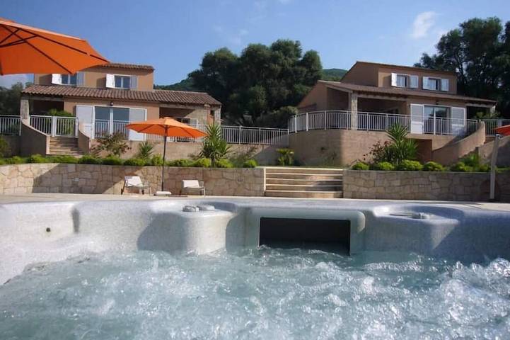 Appartement de vacances pour 8 personnes, avec jacuzzi et terrasse ainsi que piscine et jardin