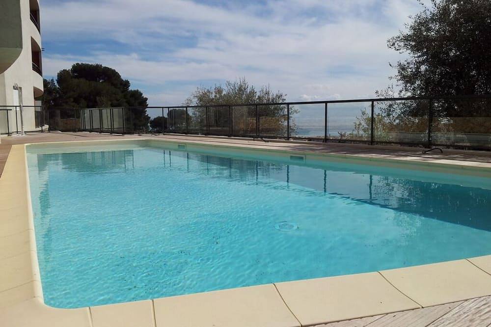 Entire apartment, 2 Bed Apartment with Pool in Beausoleil, Nice region