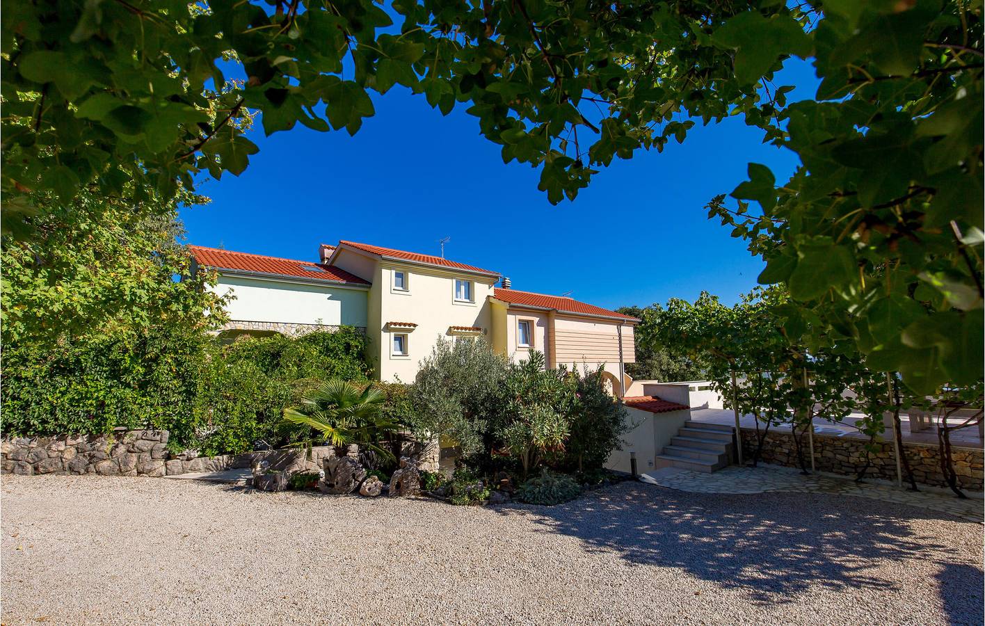 Geräumige Ferienwohnung mit Pool und Terrasse, 2,5 km vom Stadtzentrum von Kras entfernt in Garica, Krk