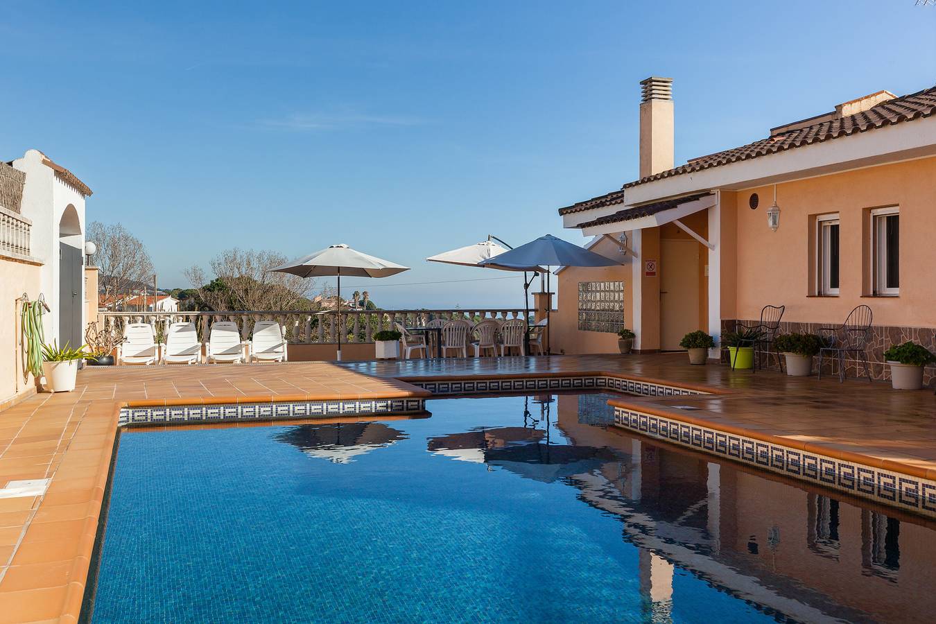 Casa de férias 'Villa Sol' com vista para o mar, piscina privada e Wi-Fi in Sant Cebrià de Vallalta, Costa del Maresme