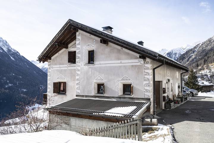 Ganze Wohnung, Chasa sur Chafarrer: Liebenswerte 2.5-Dachwohnung in Guarda. in Guarda Staziun, Guarda