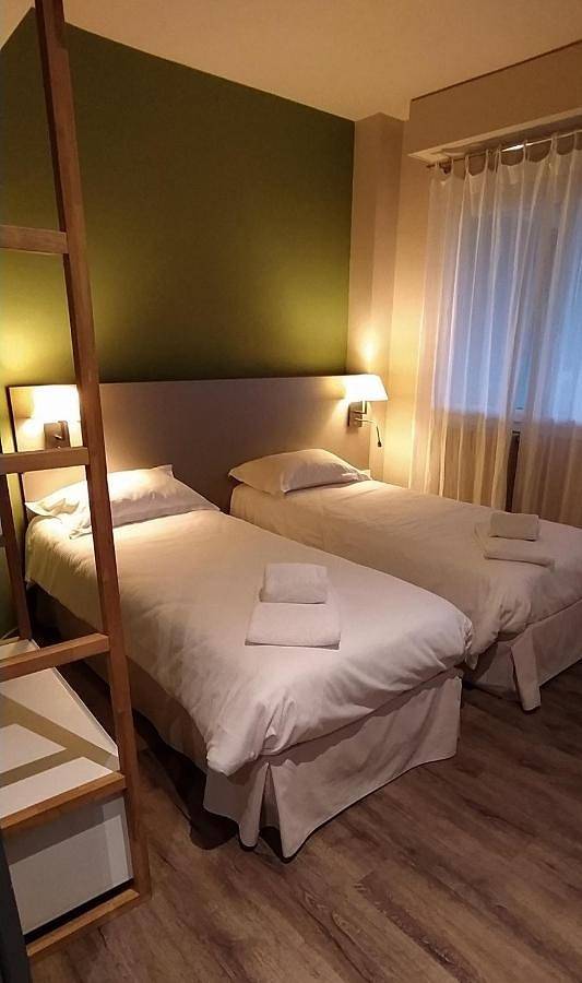 Hôtel pour 4 personnes, avec vue et jardin dans Saint-Berthevin - 3