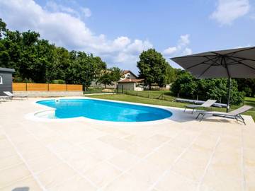 Cottage pour 9 personnes, avec jardin et piscine à Agonac
