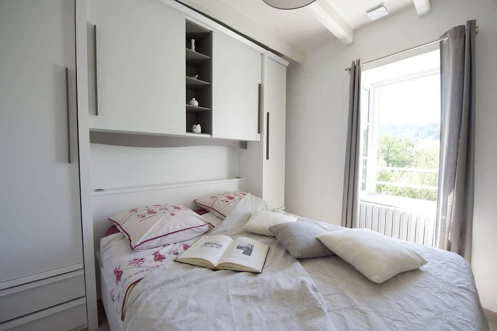 Le Moulin confortable Maison 4 per au bord de la rivière Sioule. in Châteauneuf-les-Bains, Puy-de-Dôme