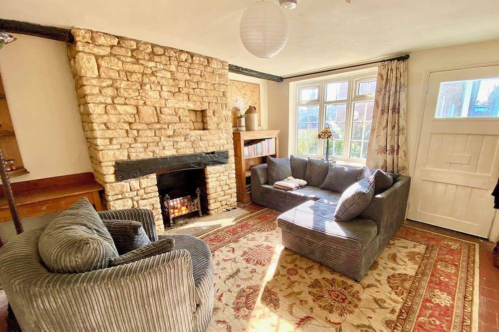 Butterfly Cottage: 200 year old Georgian home with period furniture in Solihull, Région de Birmingham
