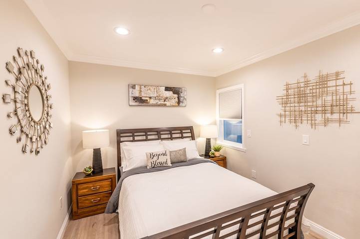 Vacation rental for 18 people, with yard in Fullerton