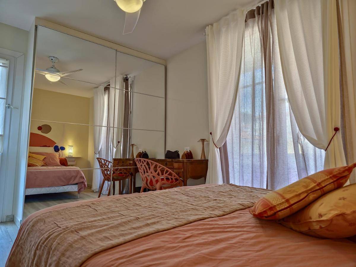 Appartement entier, L'Heure Sud T3 T3 clim avec garage au centre-ville in Hyeres, Parc national de Port-Cros