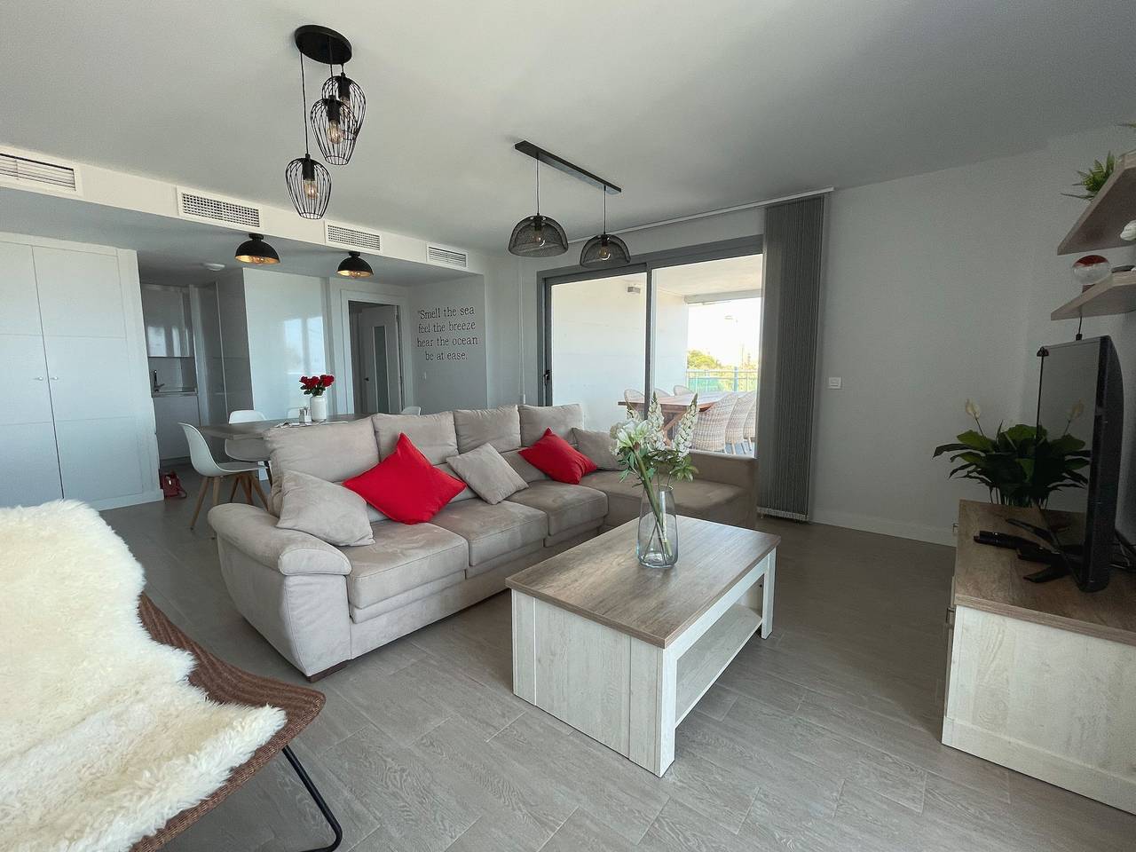 Geheel appartement, Licht Strandappartement met Zee- en Uitzicht op de Bergen in Torrox Costa, Torrox