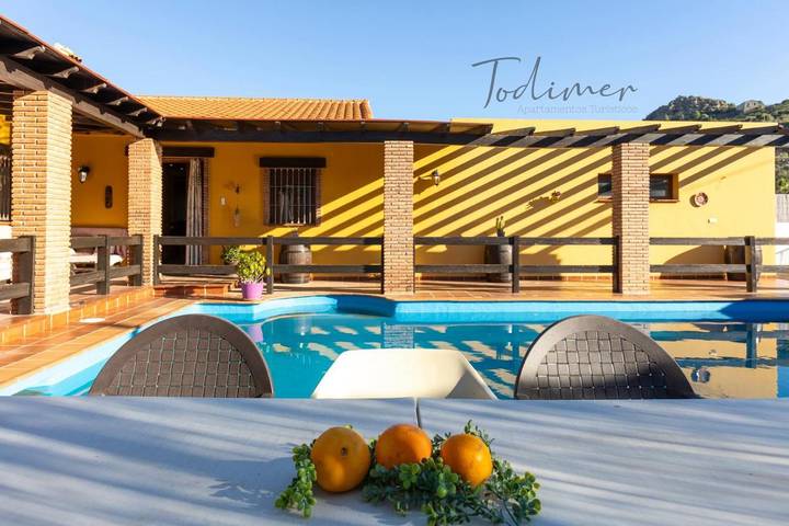 Apartamento para 7 personas, con Terraza además de Piscina y Vistas en Vélez de Benaudalla
