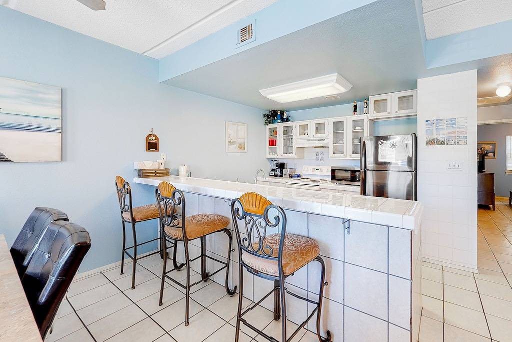 Ganze Wohnung, Ground-Floor Condo with Wifi & Shared Pool - Beach Across the Street, 2 Dogs Ok in South Padre Island, Laguna Madre