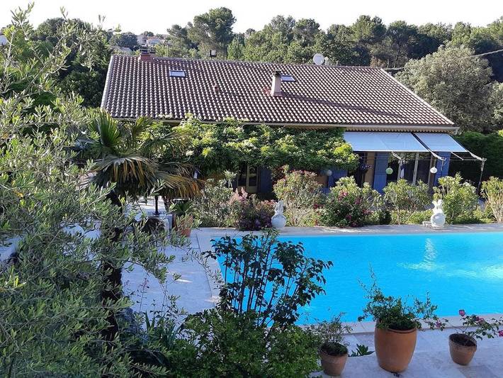 Location de vacances pour 2 personnes, avec vue ainsi que piscine et jardin à Belcodène - 2
