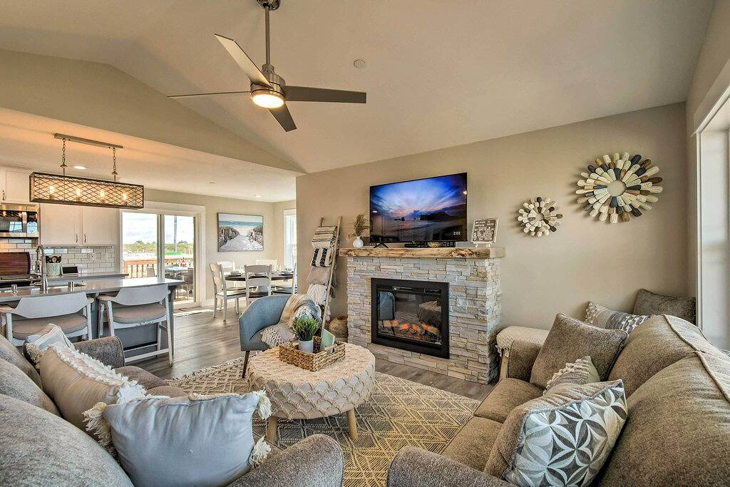 Pet-Friendly Retreat w/ Fenced Yard & Fire Pit in Ocean Shores, Grays Harbor County