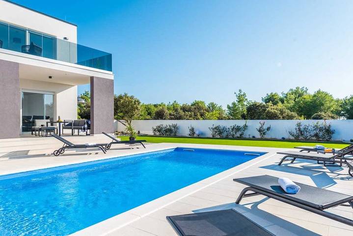 Ferienhaus für 8 Personen, mit Balkon und Meerblick sowie Terrasse und Whirlpool in Vrsi - 2