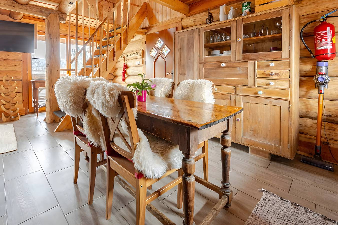 Chalet 'Naturstammhaus Almhütte' con vista montagna, terrazza privata e Wi-Fi in Klagenfurt am Wörthersee, Klagenfurt - Villach e dintorni