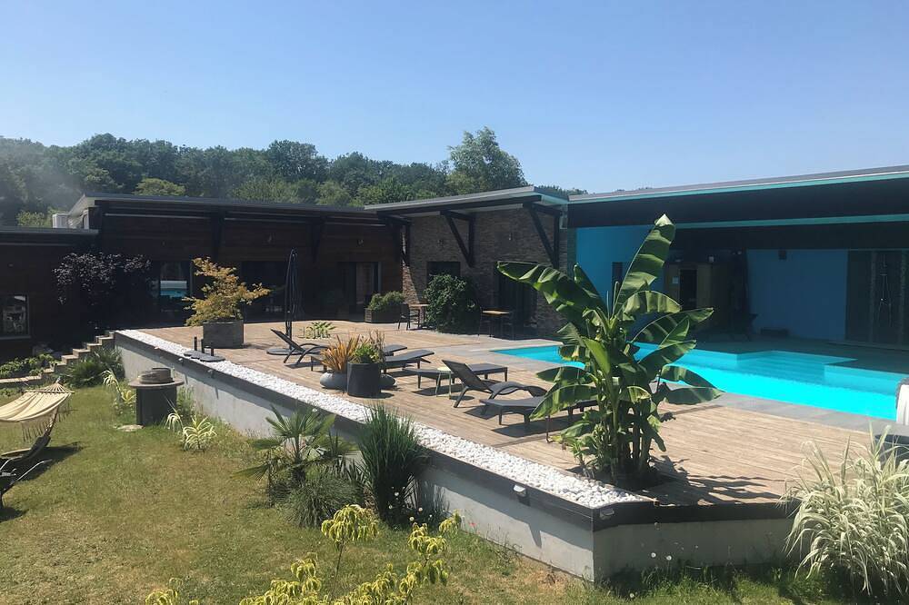 Gîtes 23M2 avec terrasse,  piscine chauffée, Spa et sauna in Dampierre, Jura
