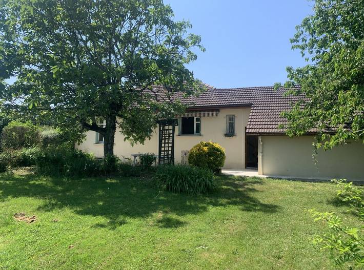Gîte pour 8 personnes, avec jardin ainsi que terrasse et piscine
