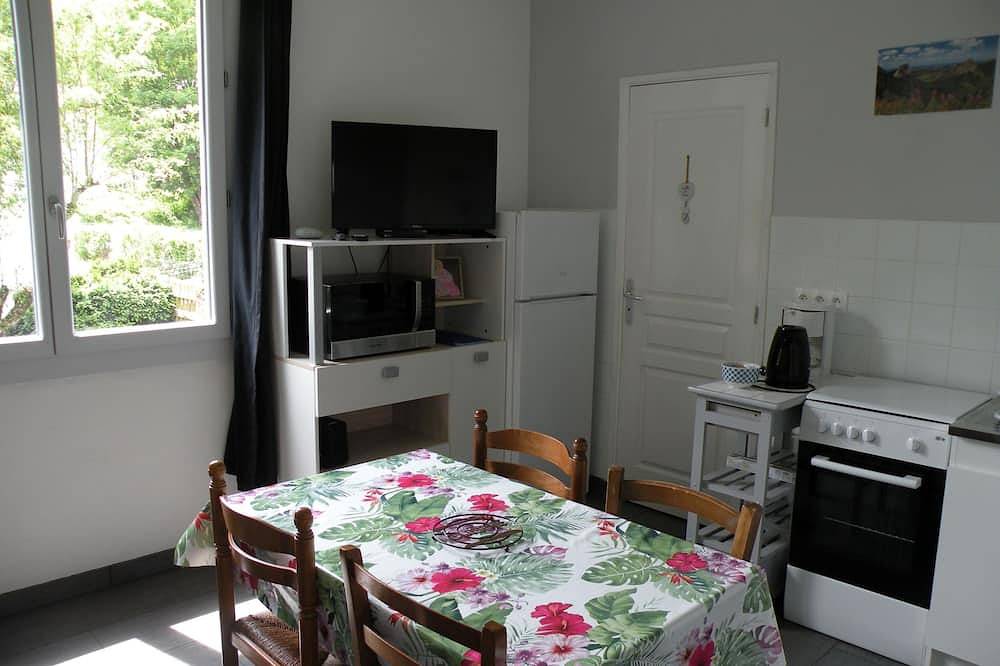 Ganze Wohnung, Rose, Relaxation and Hiking, Auvergne Lakes and Volcanoes, Orcival, Sancy. in Orcival, Regionaler Naturpark Volcans d'Auvergne