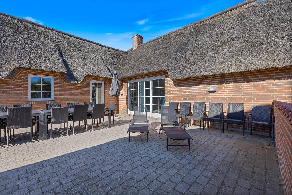 Stråtækket feriehus med pool in Ulfborg, Holstebro Kommune