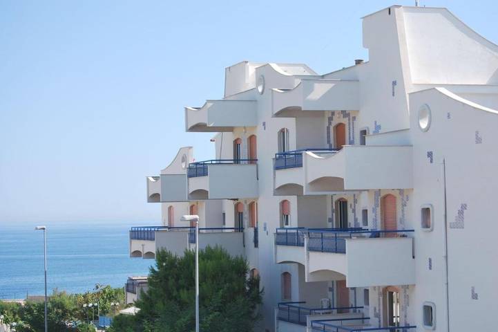 Location de vacances pour 4 personnes, avec Balcon et Terrasse ainsi que Jardin et Piscine dans Torre a Mare