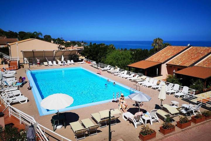 Ferienwohnung für 5 Personen, mit Terrasse und Pool sowie Garten, mit Haustier in Cefalù
