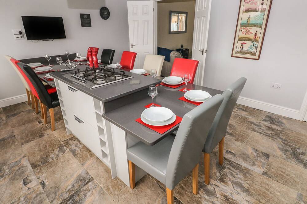Llygad Y Lleuad ( Moon), pet friendly, with a garden in Burry Port in Burry Port, Carmarthenshire