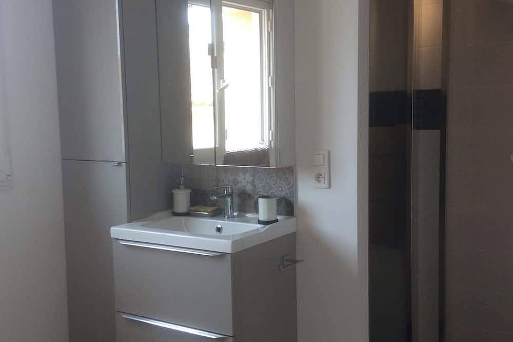 Independent house with 2 small terraces 15 minutes walk from the beach in Martigues, Istres und Umgebung