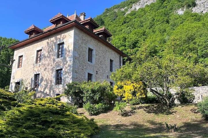 Location de vacances pour 10 personnes, avec jardin à Yenne