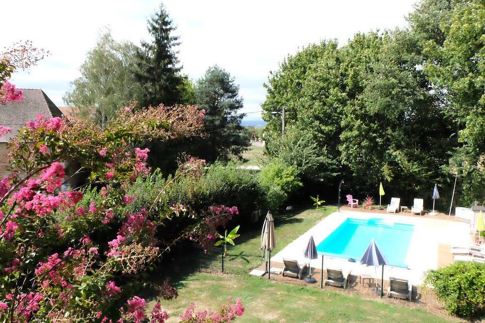Cottage 10 people in a park with swimming pool in Argilly, Beaune region
