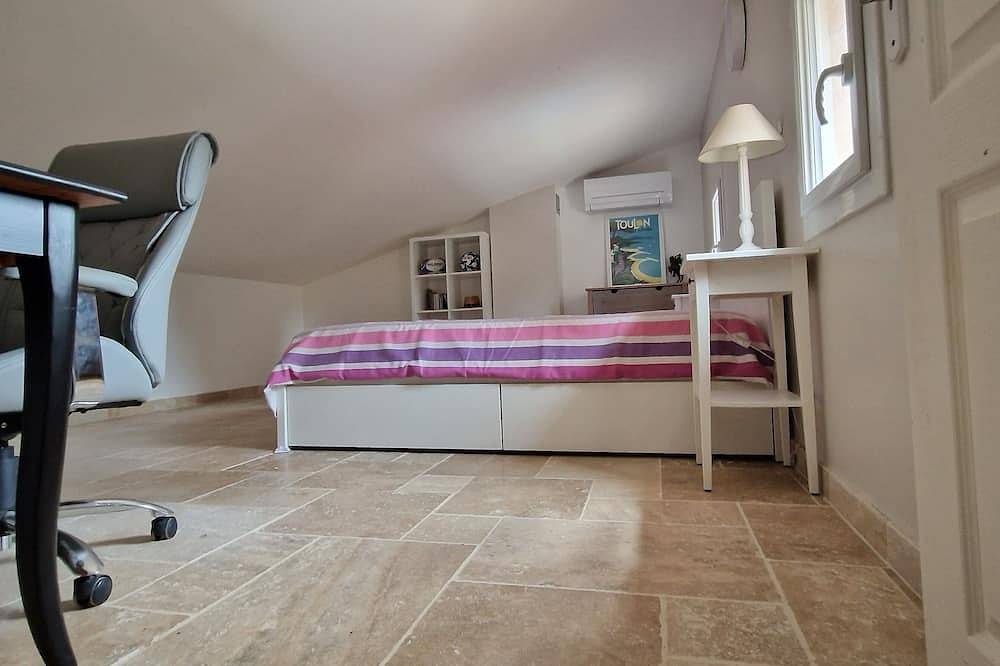 Belle et Grande Villa Avec Piscine au Calme in Cuers, Toulon Region