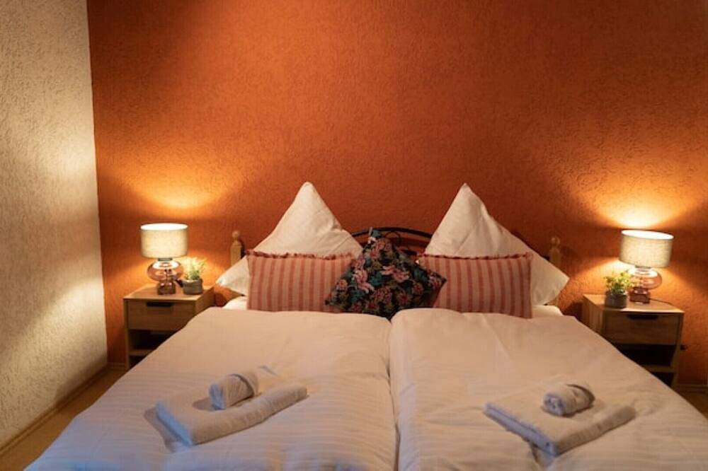Ganze Wohnung, Wohnen im Schloss - \" Schloss Seehaus\" - Ferienwohnung 2. Og - mit 106qm in Markt Nordheim, Fränkisches Weinland