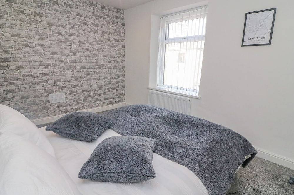 2 Brook Street, character holiday cottage, with a garden in Clitheroe in Clitheroe, Lancashire