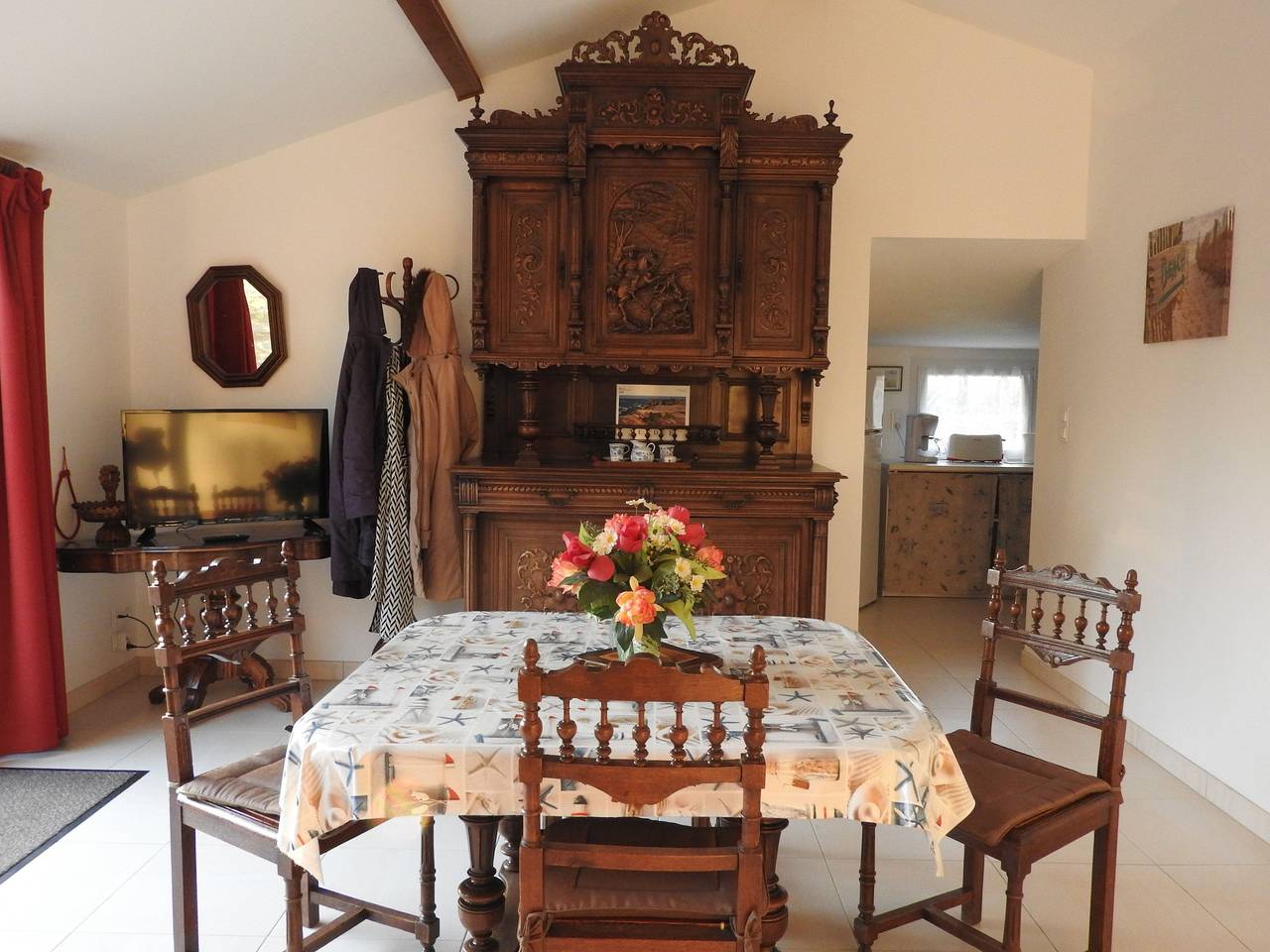 Cozy Traditional Cottage with Private Garden, Near La Garnache in La Garnache, Loire Valley