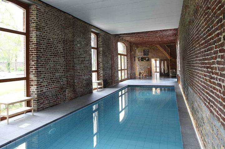 Location de vacances pour 40 personnes, avec sauna et piscine ainsi que jardin et terrasse à Wanze