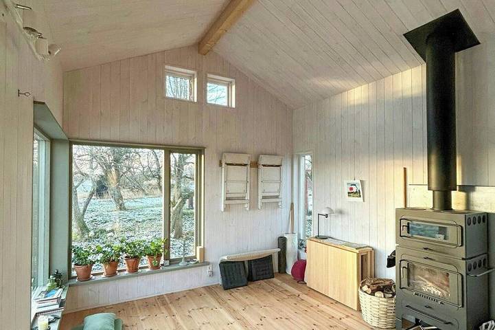 Kleines Haus zwischen Apfelbäumen in der Nähe des Vätternsees in Ödeshög, Vättern