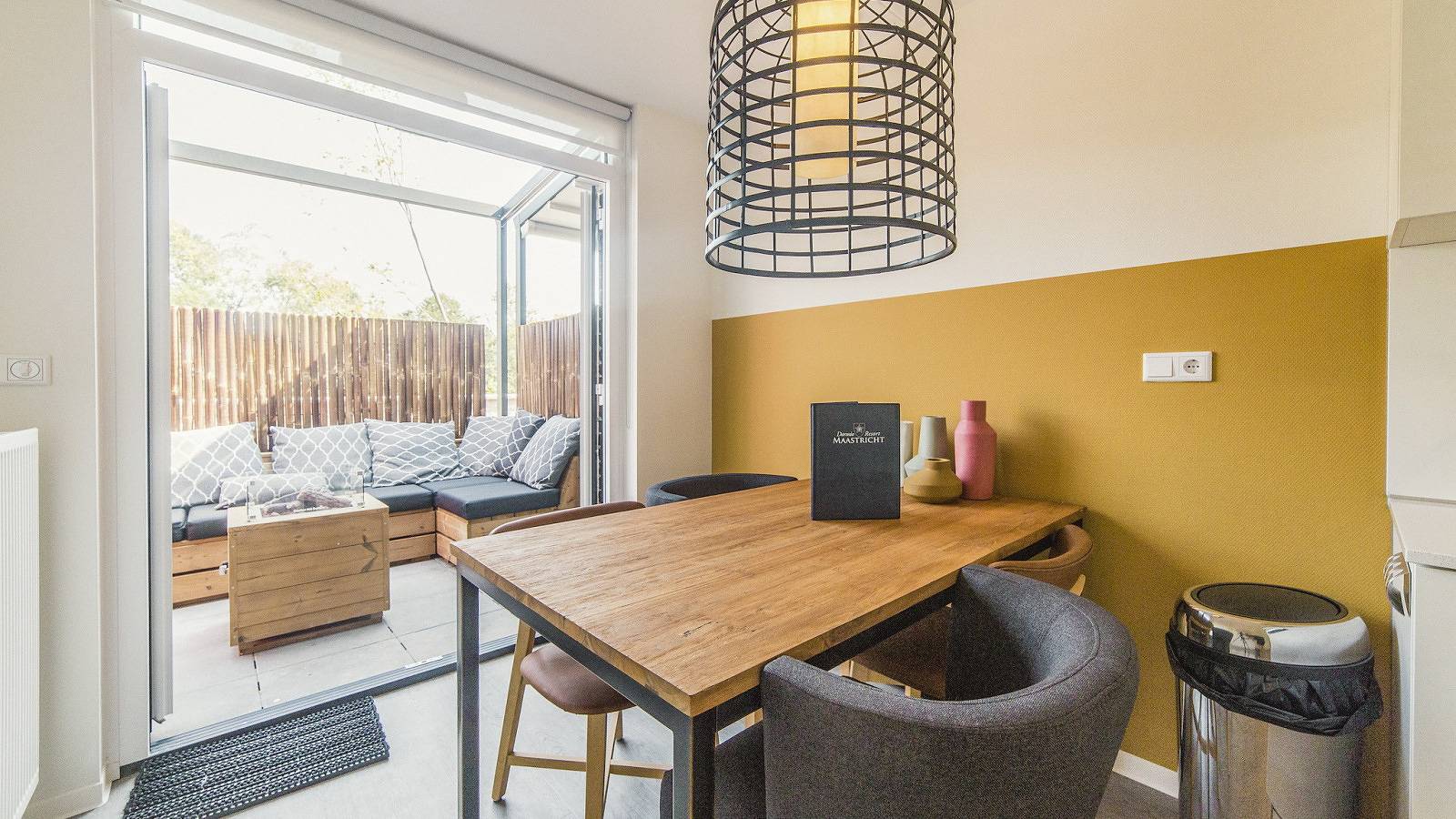 Appartement entier, Modern 4-person apartment with outdoor lounge and barbecue at a holiday park in Maastricht in Maastricht, Limburg (Pays-Bas)