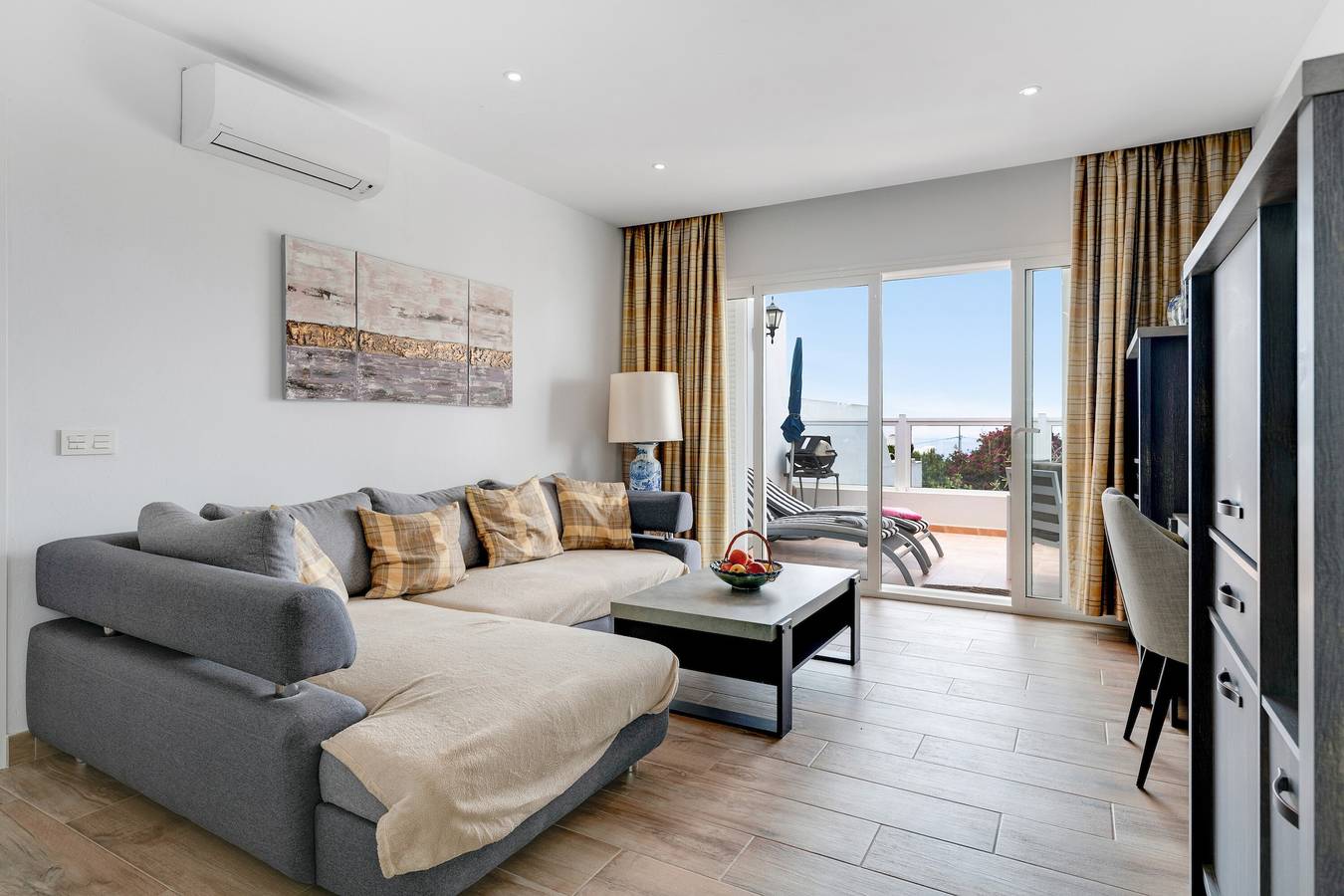 Vacation Home 'Garten Apartment' with Sea View, Private Terrace and Wi-Fi in La Asomada, Tías