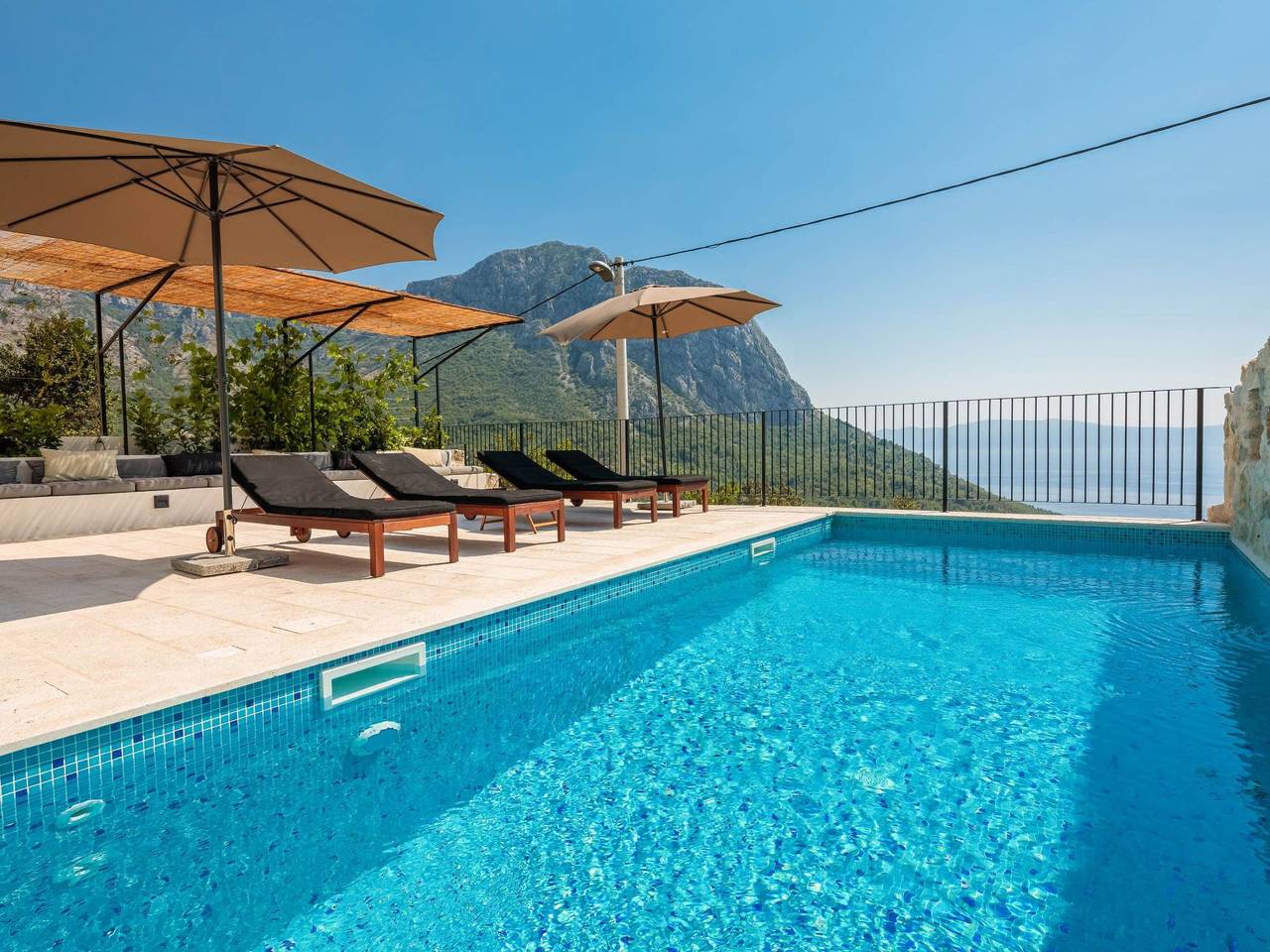 "Villa Mara" mit Terrasse in Zaostrog, Makarska Riviera