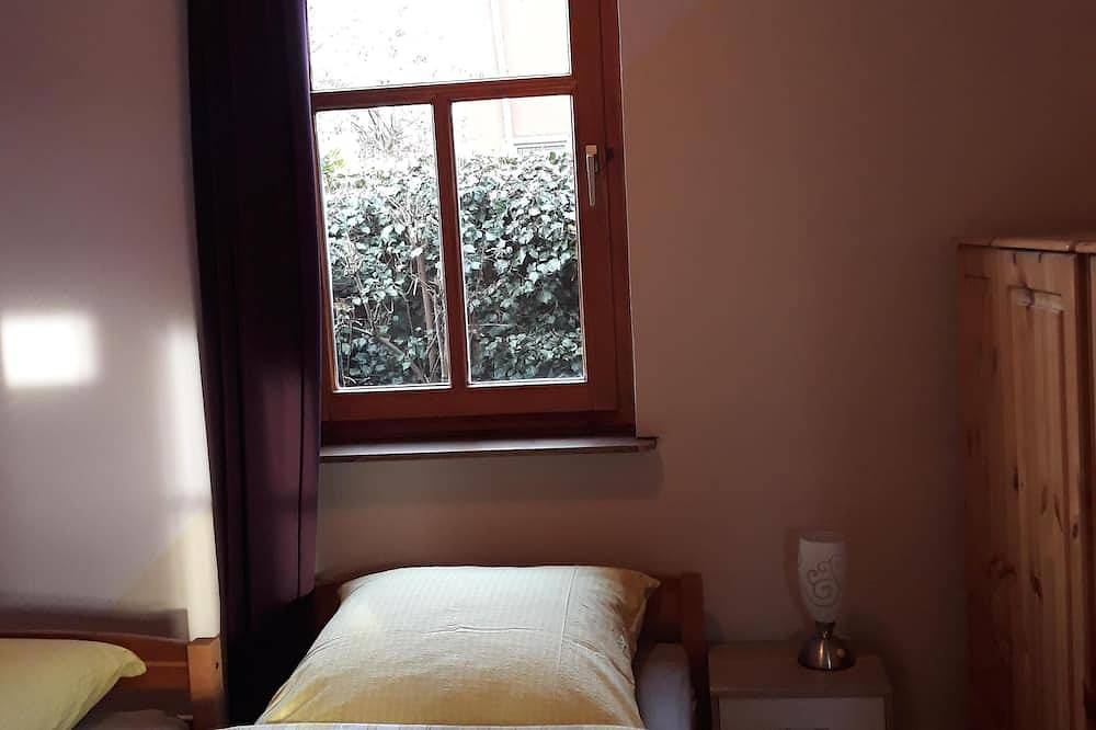 Sonniges Ferienhaus mit gemütlichem Schlafboden, idylisch gelegen im Garten. in Barth, Vorpommern-Rügen