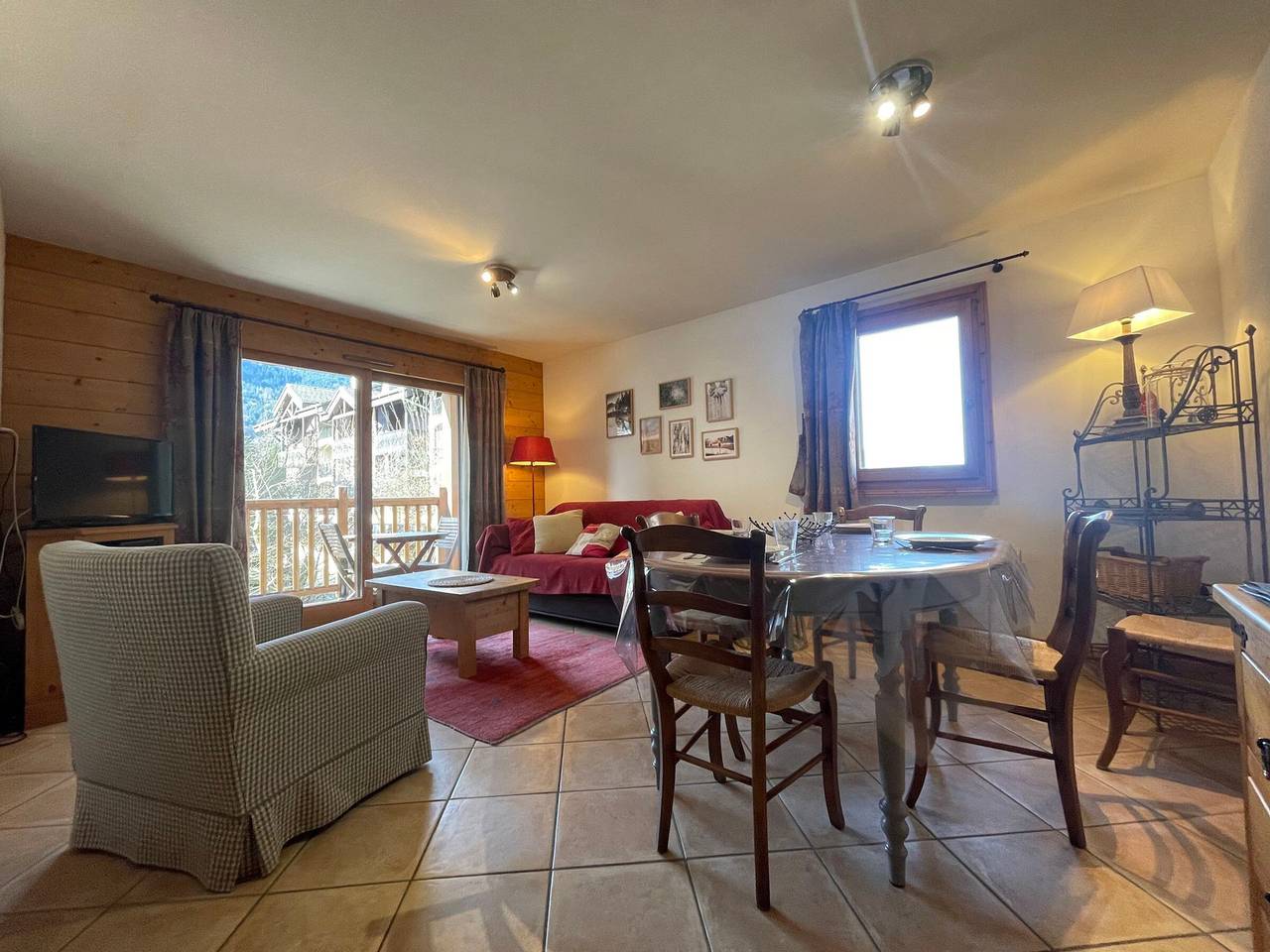 Apartamento entero, Apartamento céntrico y tranquilo con balcón, Wifi, parking y acceso a ski bus in Samoëns, Region Bonneville
