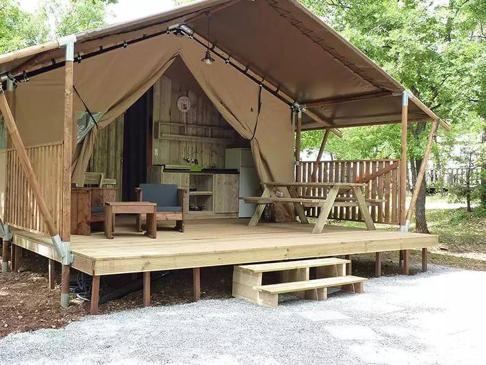 Flower Camping Jas du Moine - Tente en toile et en bois 4 personnes - Safari Confort 27m² - 2 chambres + terrasse couverte in Salignac, Région de Forcalquier