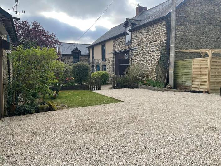 Location de vacances pour 2 personnes, avec terrasse ainsi que jardin et vue à Québriac - 2