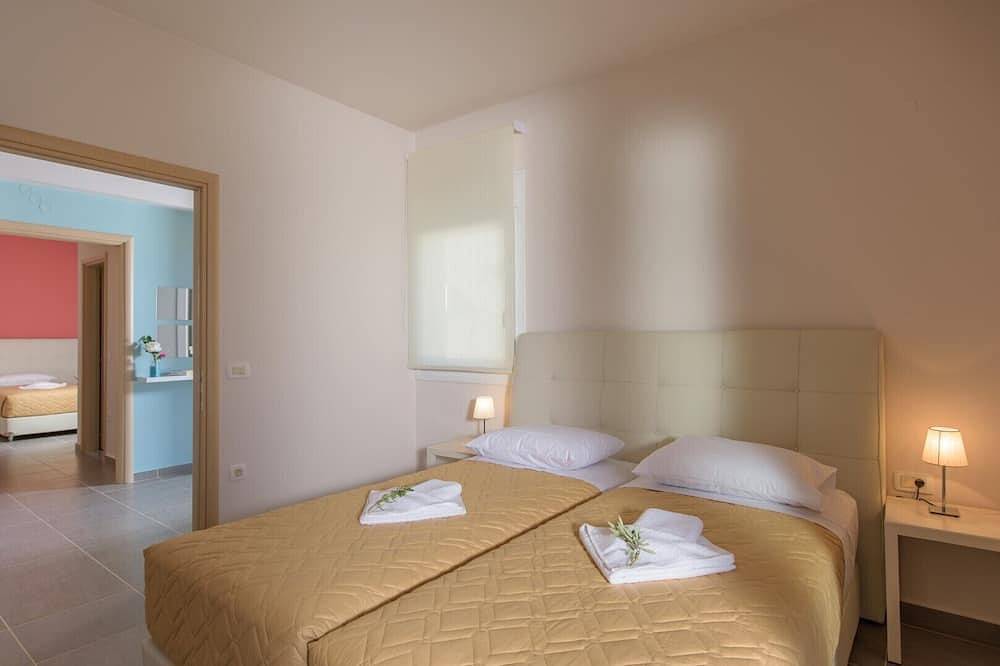 Heated pool + Hydromassage ★ 500mt to beach ★ Sea view ★ Walk to market / restaurants / bar in Kato Stalos, Chania region